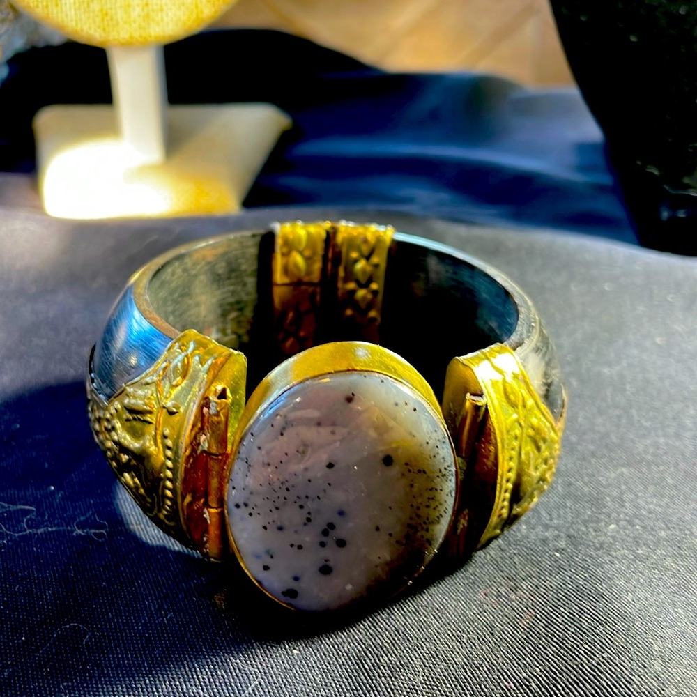 VINTAGE BONE & ONYX HINGED CUFF BANGLE BRACELET BRASS ACCENTS